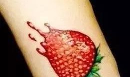 右腿纹身的网红吃瓜,揭秘网络红人的背后故事